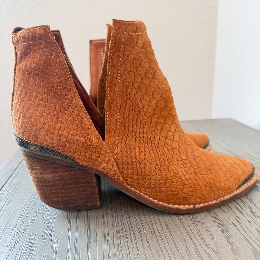 Jeffrey Campbell Cromwell Tan Suede Snakeskin Embossed Cutout Booties Size 8